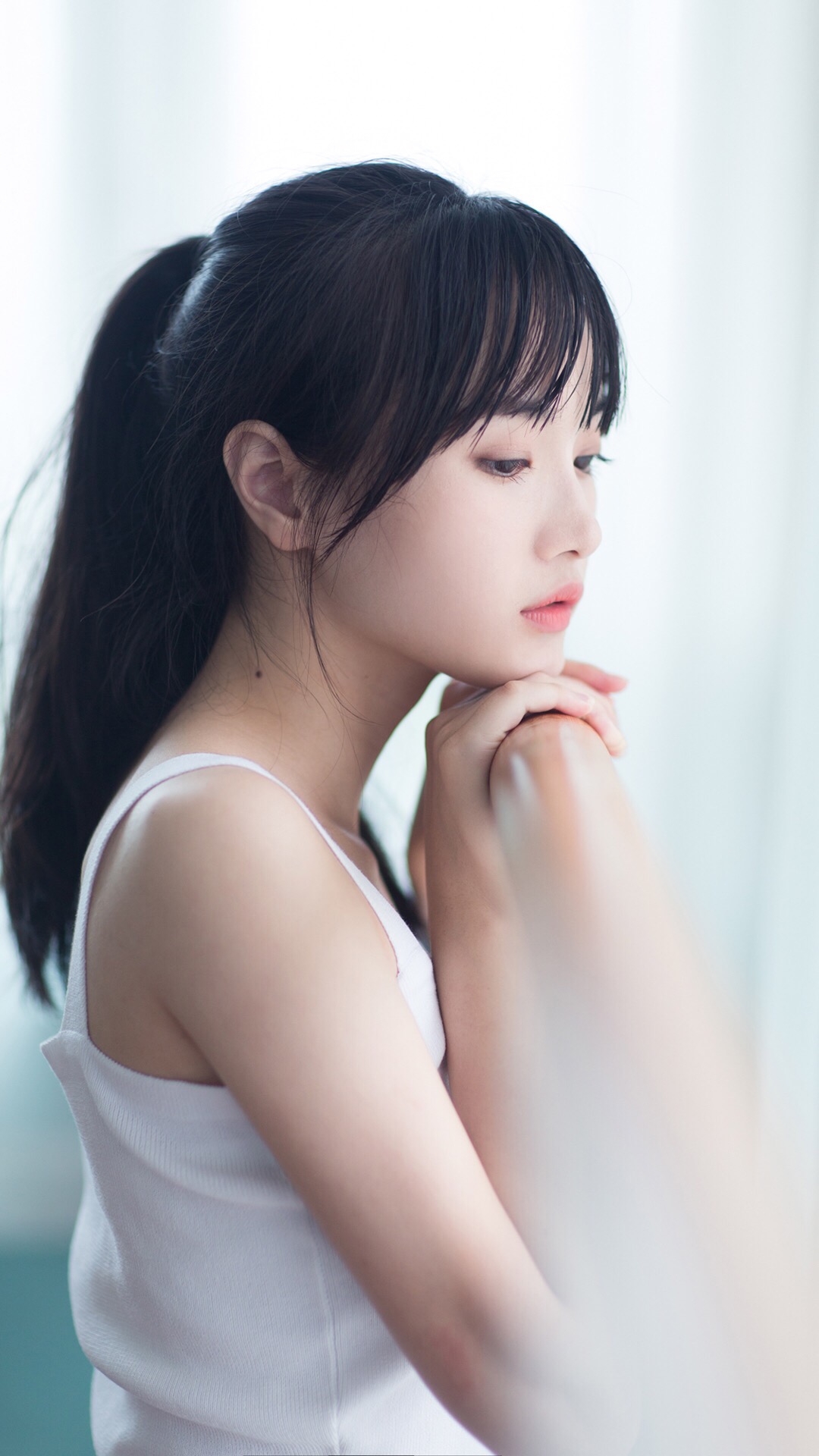女生 照相 阳光 背影 苹果手机高清壁纸 1080x1920