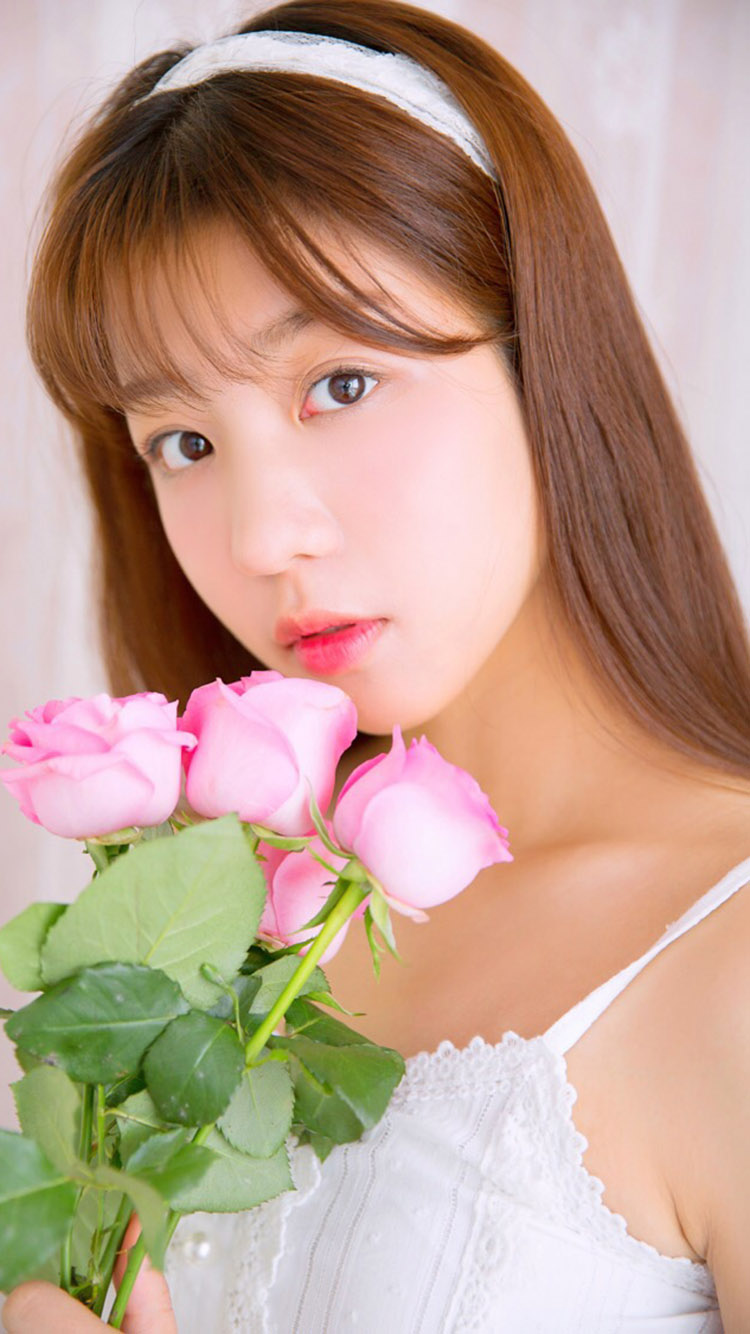 戴着墨镜喝咖啡的长发美女 苹果手机高清壁纸 750x