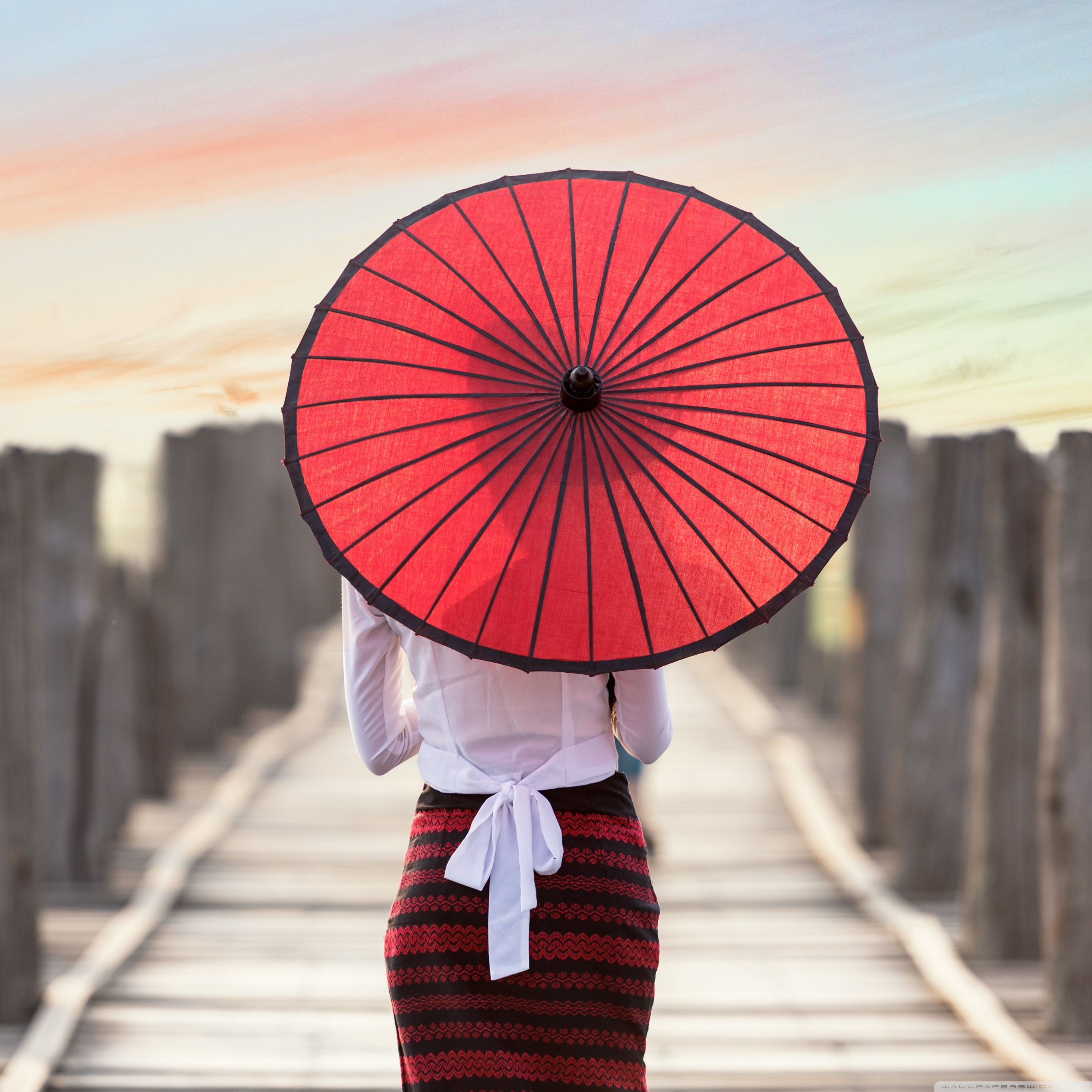 女生 红色 背影 木桥