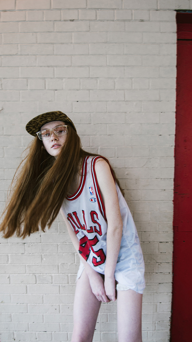 金泫雅 韩国 明星 歌手 性感 红裙 诱惑 苹果手机