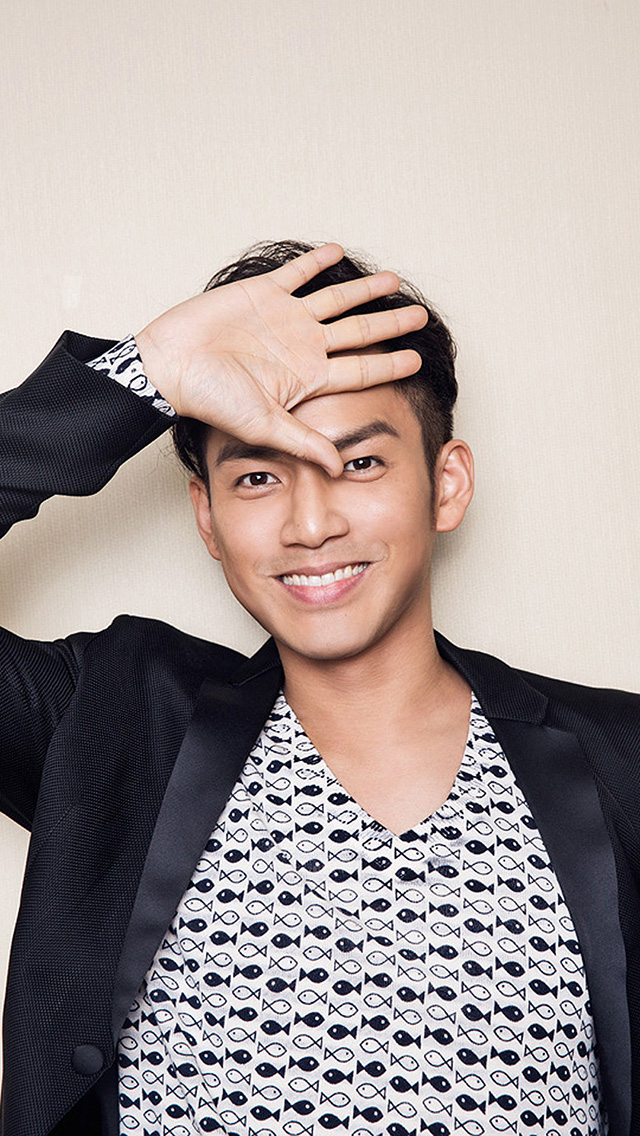 邓伦 演员 歌手 明星 艺人 时尚 写真 苹果手机高