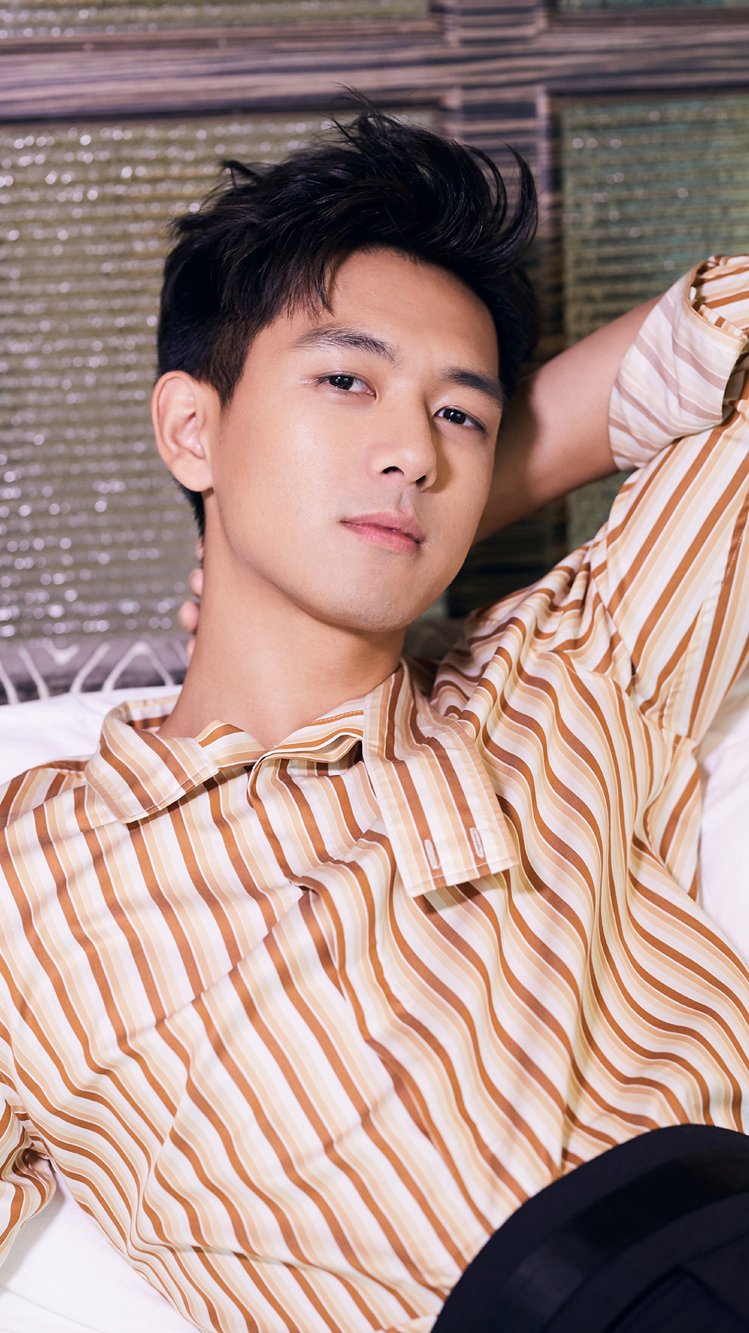 邓伦 演员 歌手 明星 艺人 时尚 写真 苹果手机高