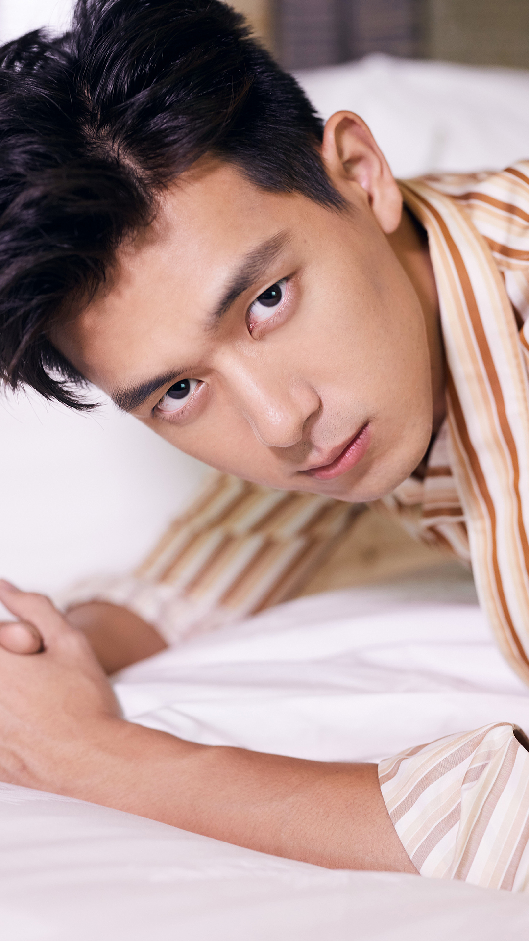 邓伦 演员 歌手 明星 艺人 时尚 写真 苹果手机高