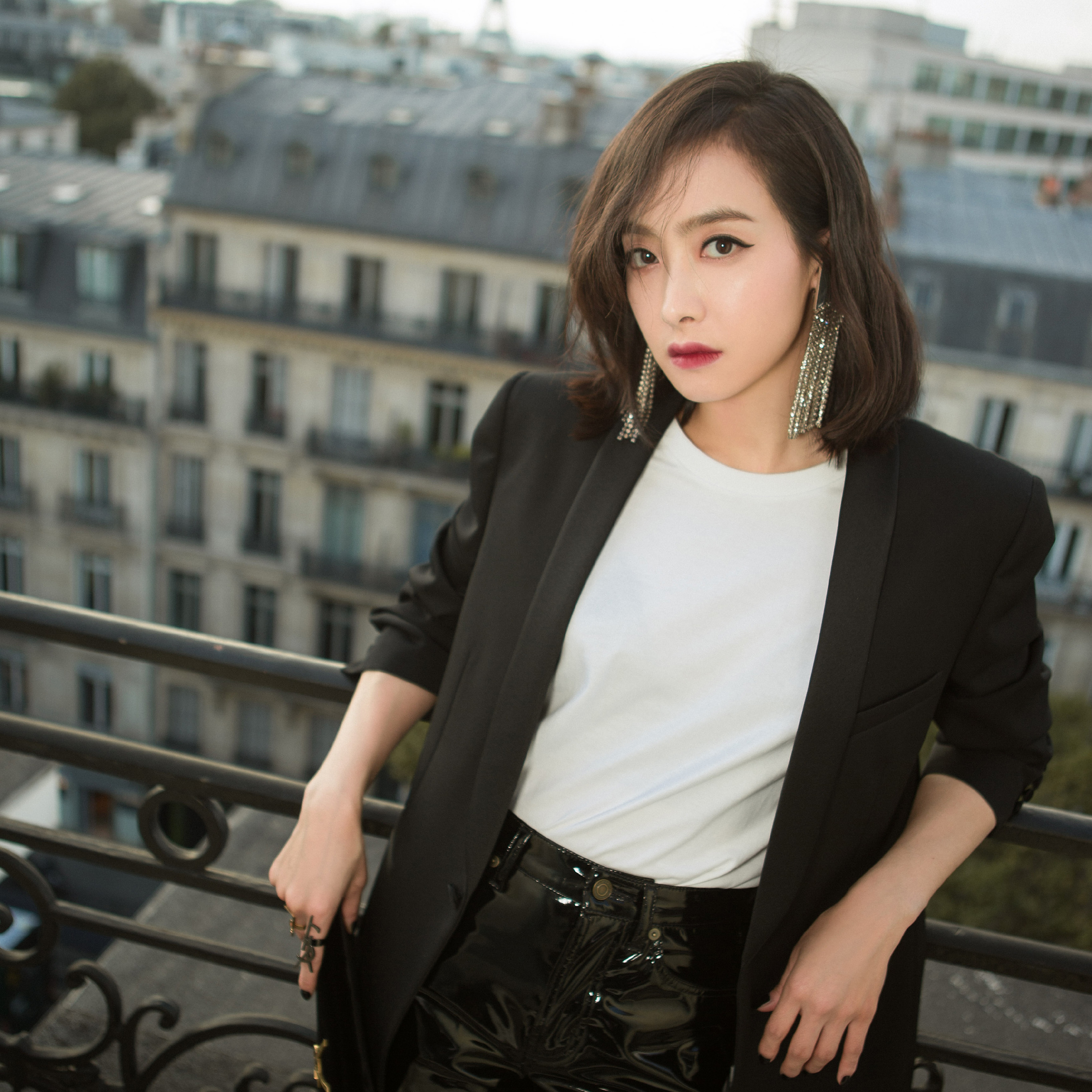 江一燕 黑白 古典 演员 明星 艺人 知性 苹果手机