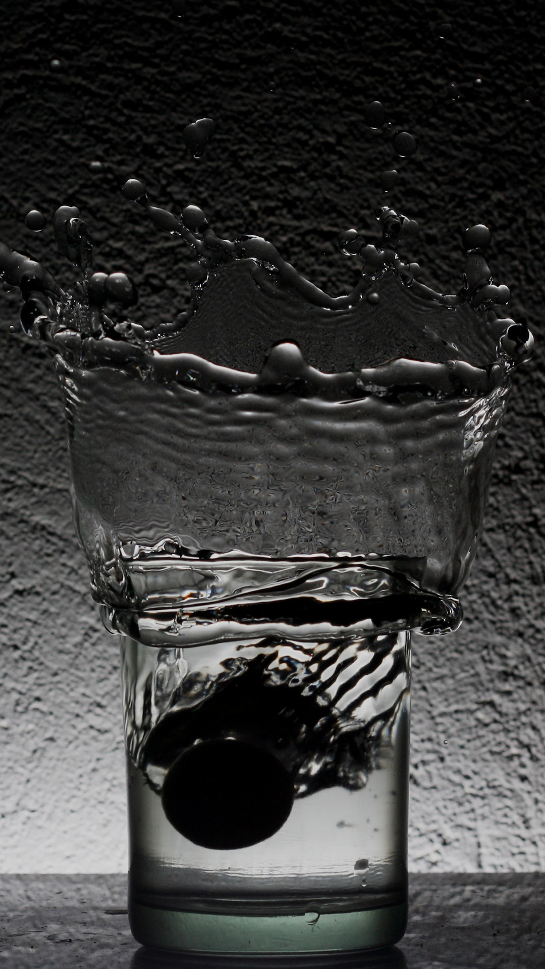 黑白拍摄 水杯 沉淀物 水花