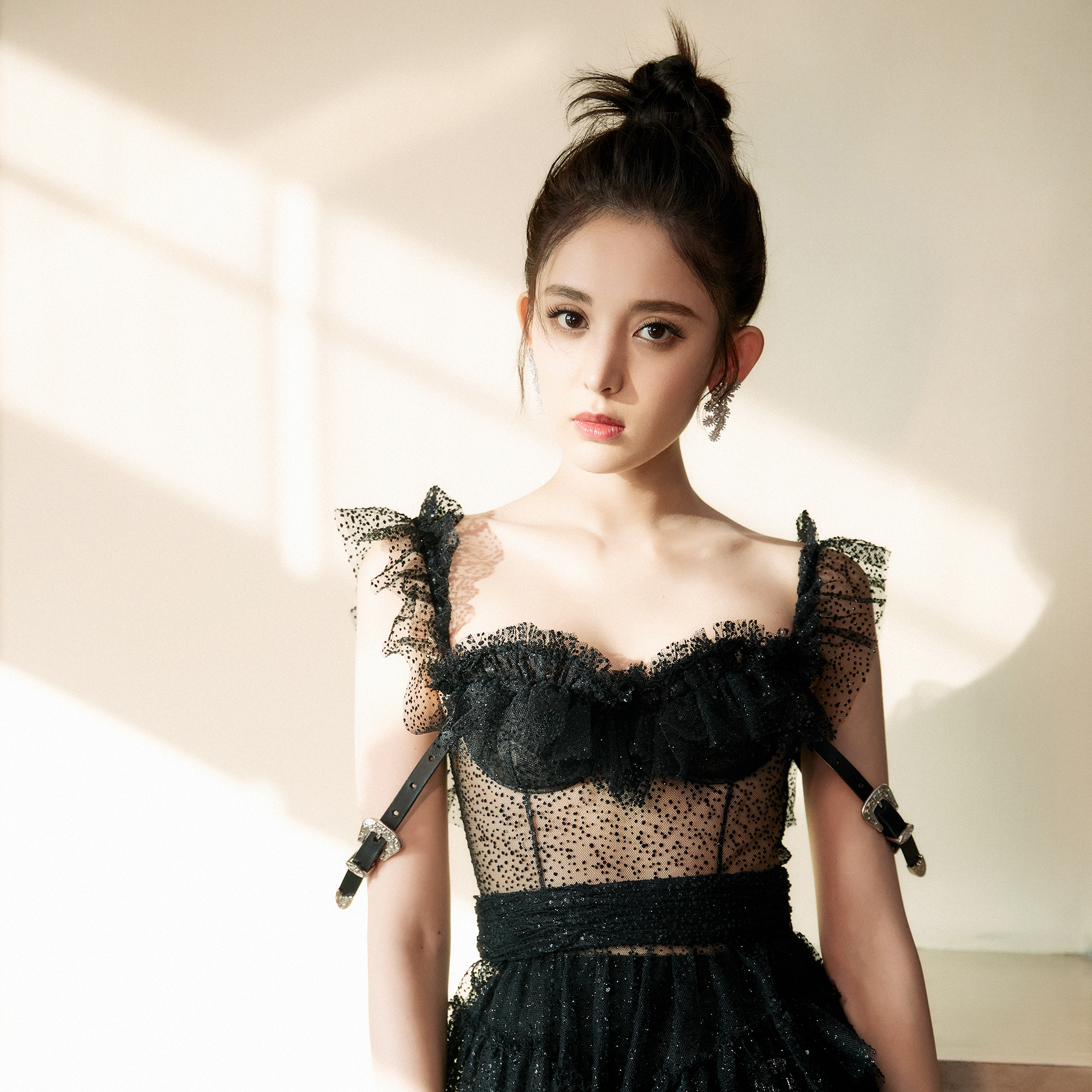 杨紫 演员 歌手 街拍 苹果手机高清壁纸 2048x2