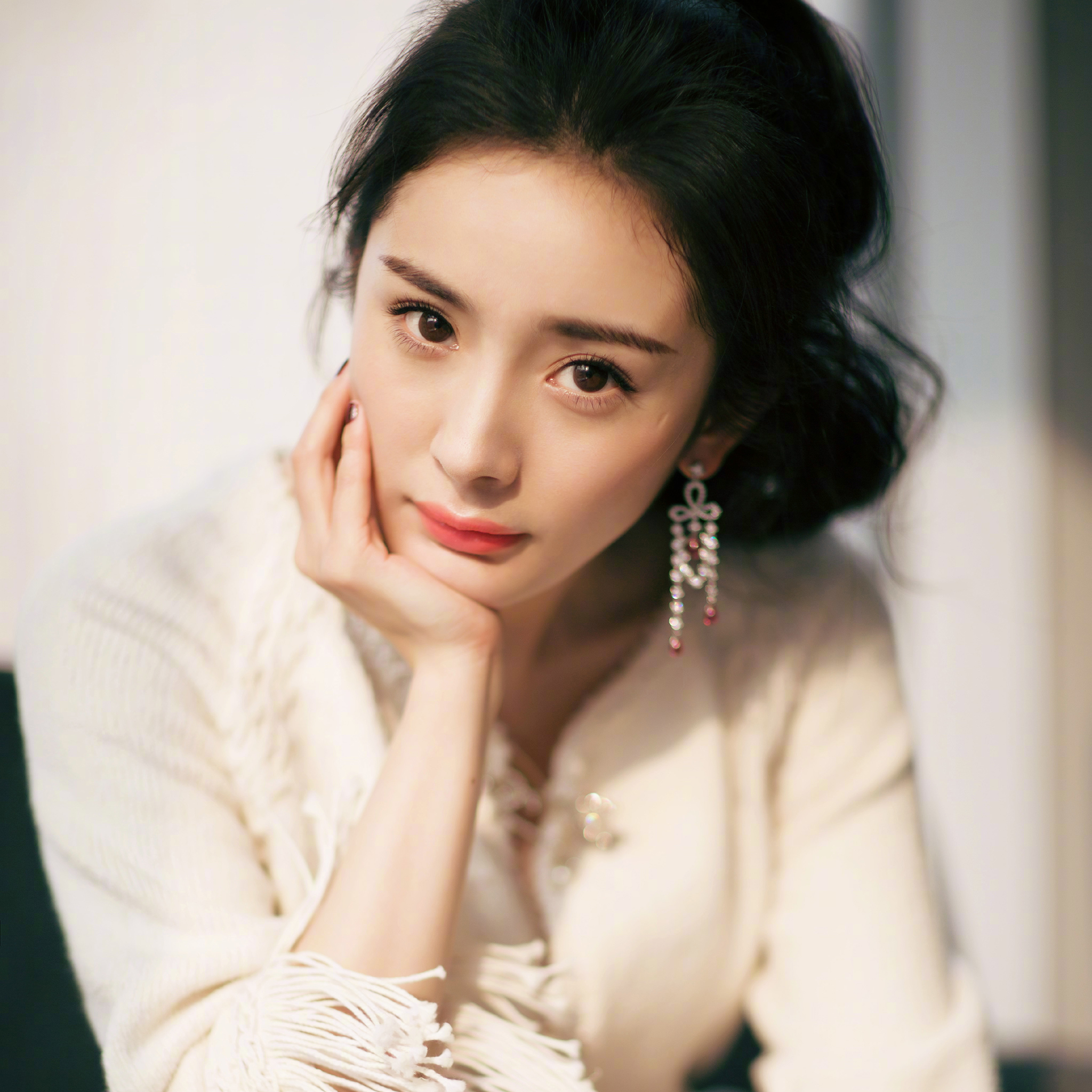 杨紫 演员 歌手 街拍 苹果手机高清壁纸 2048x2