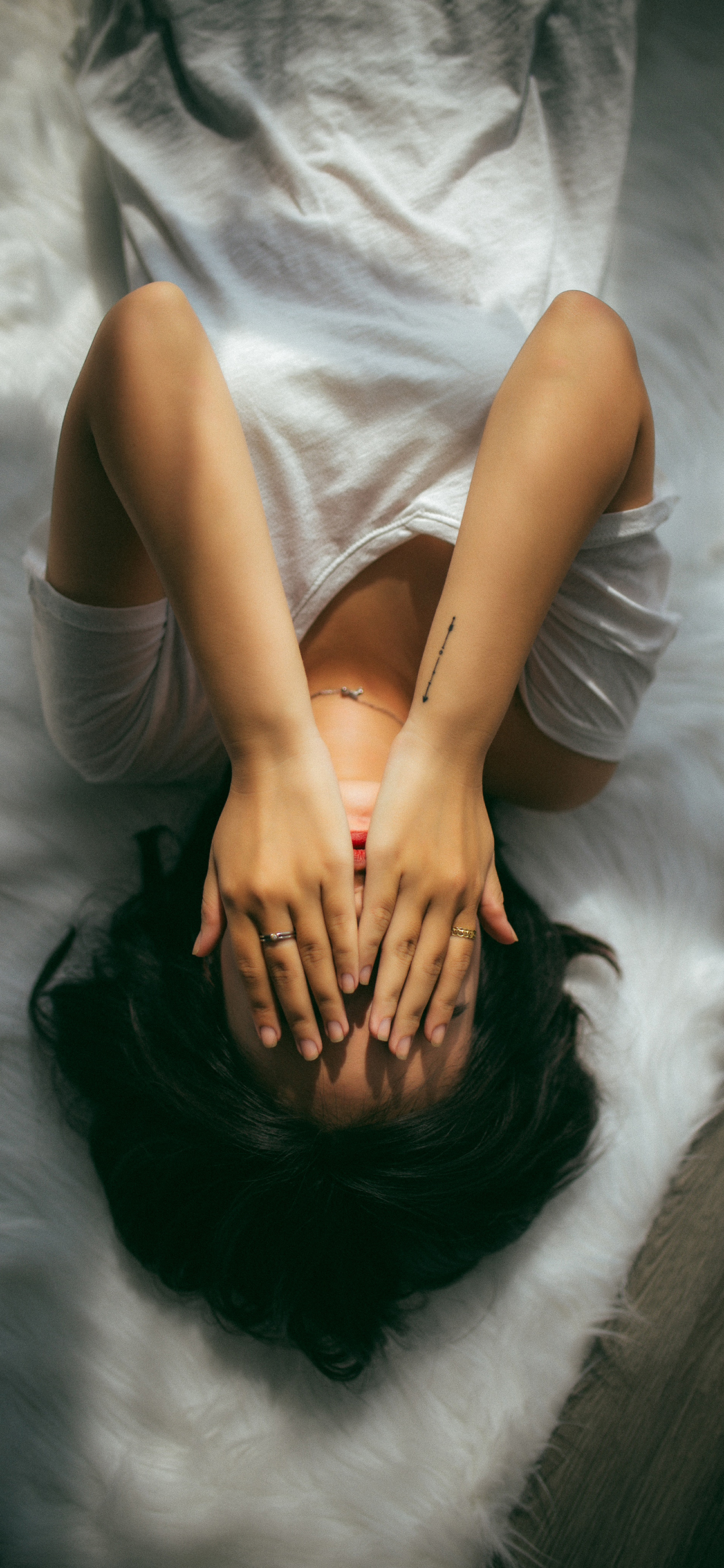 女孩 捂脸 仰躺 手部