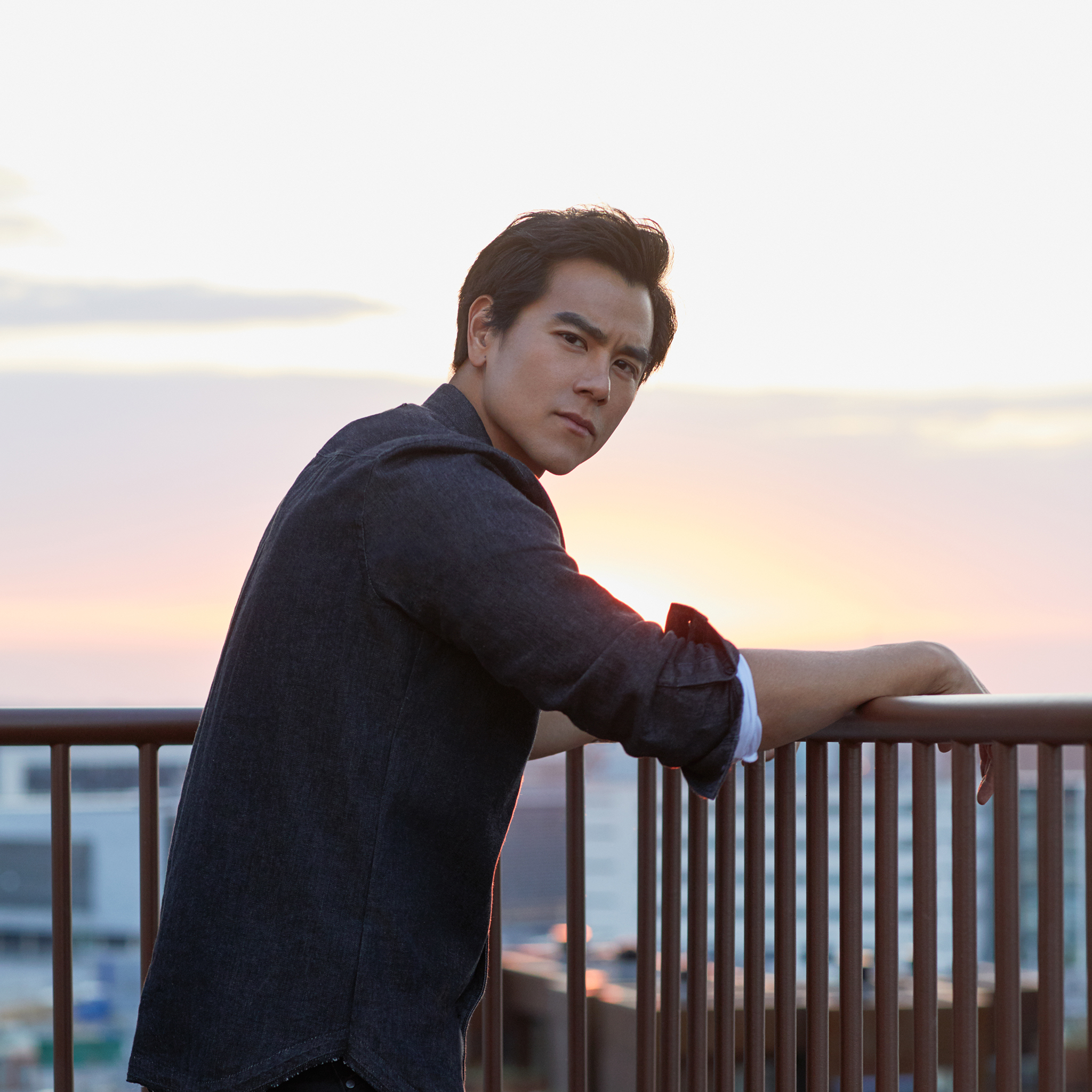 Troye Sivan 戳爷 欧美 歌手 明星 红色 苹果手机高清壁纸 2048x2048_爱思助手