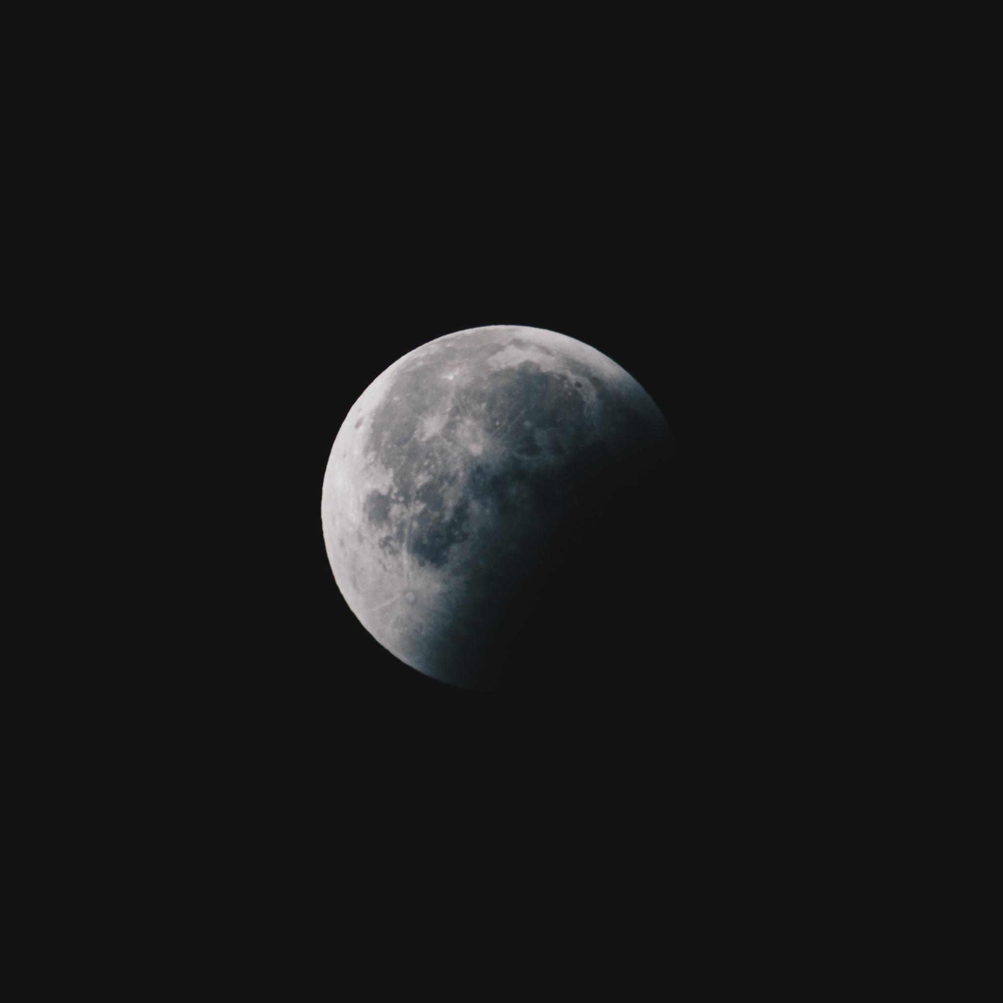 苹果logo 黑色背景 苹果手机高清壁纸 2048x2048_爱思