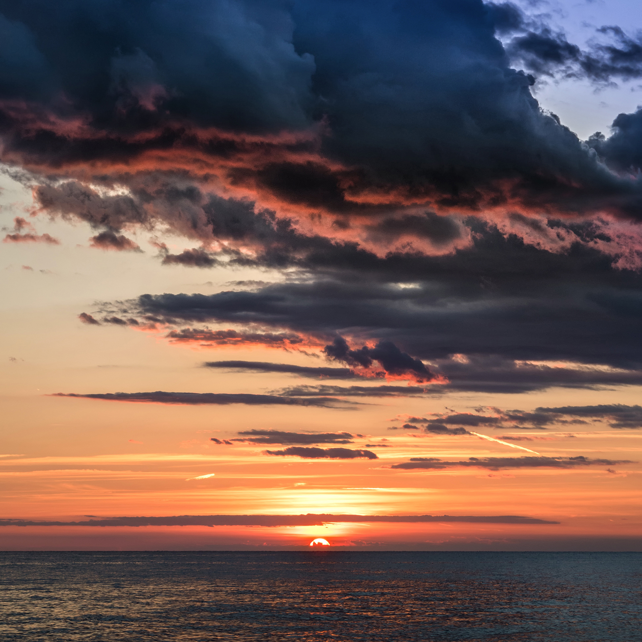大海 日出 云层 阳光 唯美 苹果手机高清壁纸 2